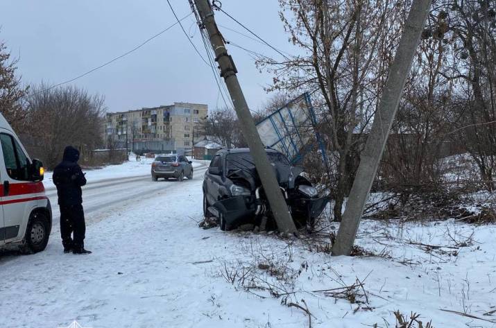 В Лисичанске водитель уснул за рулем и врезался в столб