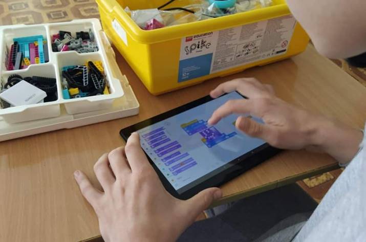 На Луганщине работает кружок по Lego робототехнике 