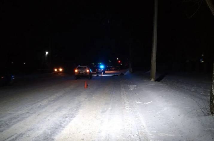 47-летний житель Боровского менее чем за сутки получил телесные повреждения от своего товарища, а затем попал под колеса автомобиля.