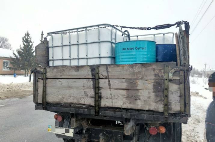 29 января, около 12:00 на территории Троицкой громады полицейские остановили ЗИЛ под управлением 32-летнего жителя Купянска, который перевозил горюче-смазочные материалы без соответствующих на это лиц