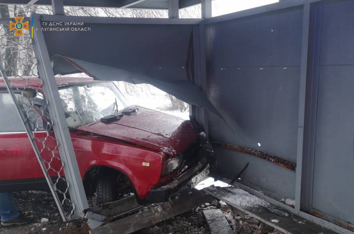 Сегодня, 3 февраля, в 07:56 в Службу спасения поступило сообщение о том, что на автодороге между Кременной и Рубежным произошла авария.