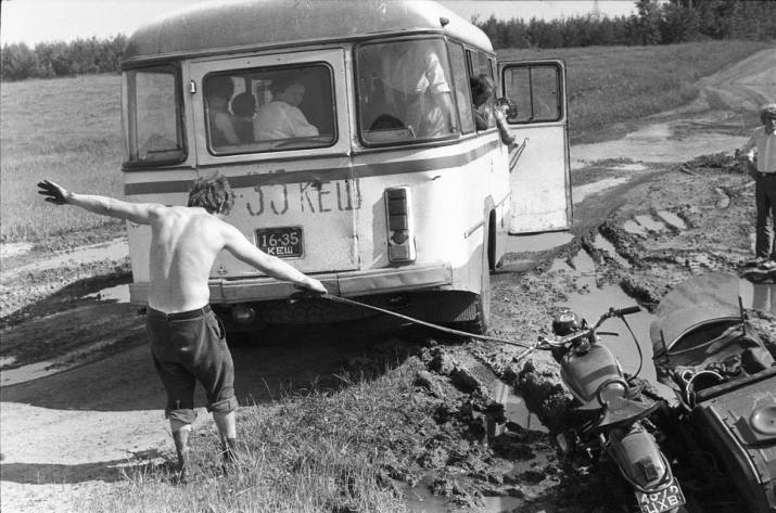 Так, друзья, сегодня будет пост на одну из наиболее популярных тем в моём блоге — запрещённые фотоснимки реальной жизни в убогом и сером СССР. Большинство из этих малоизвестных фотографий сделали проф
