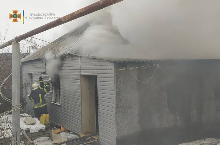 Вчера, 10 февраля, в 09:33 в Службу спасения поступило сообщение о том, что горит крыша дома по ул. Кренкеля в Лисичанске.