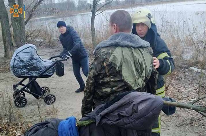 В Северодонецке двое рыбаков провалились под лед 