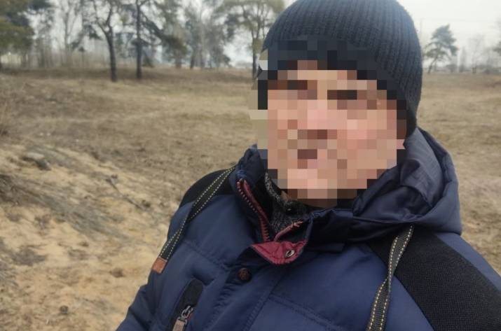 Вчера, 17 февраля, недалеко от железнодорожных путей в Рубежном патрульные роты ТОР заметили подозрительного мужчину, который сначала что-то собирал на земле в пакет, а затем пытался этот пакет закопа