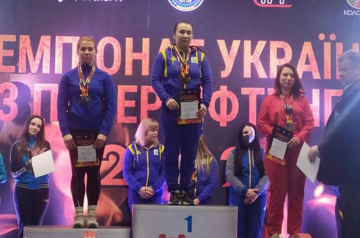 Три золотых и три серебряных награды завоевали спортсмены Луганской области на чемпионате Украины по пауэрлифтингу.