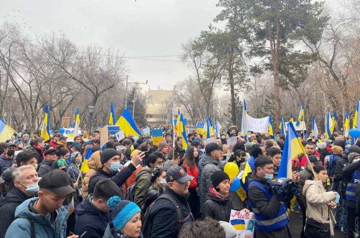 В Казахстане проходит массовый митинг в поддержку Украины: видео