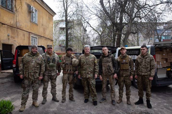Вибухонебезпечний піар Порошенка під час війни