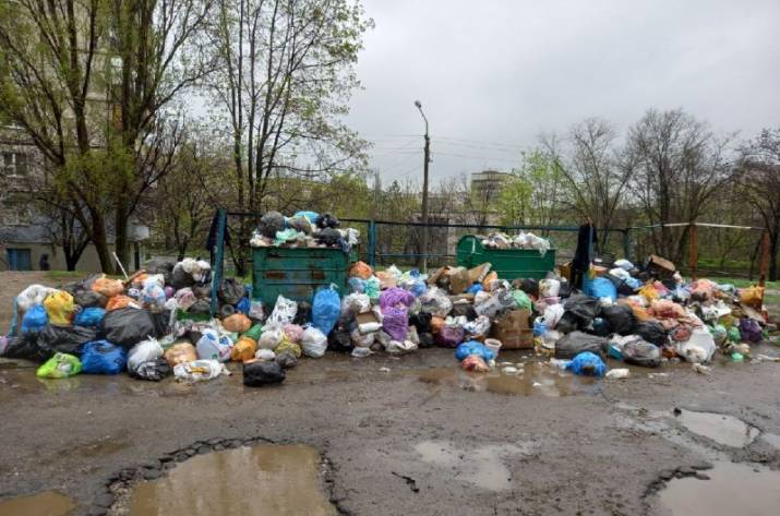 “Работать некому”: оккупированный Алчевск утопает в мусоре