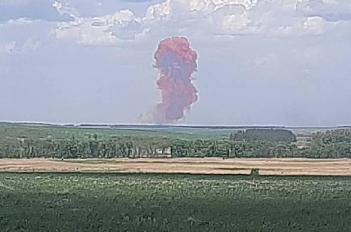 Жители Донетчины видели столб красного дыма, угрозы нет