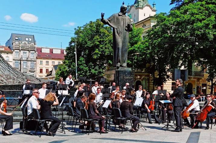 Хочемо привернути увагу до бойових дій на Луганщині: У Львові грали музиканти  Луганської філармонії