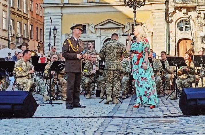 На автівку для ЗСУ: У центрі Львова виступив оркестр Національної академії сухопутних військ