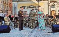 На автівку для ЗСУ: У центрі Львова виступив оркестр Національної академії сухопутних військ