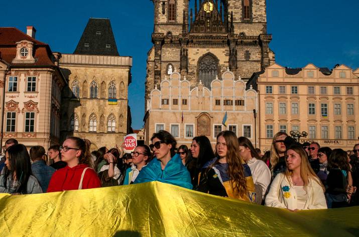 Країни, які надали прихисток українським військовим біженцям, продовжують згортати програми допомоги. Українці тепер мають платити за житло і доступ до медицини.