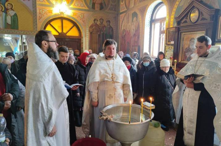 священик
