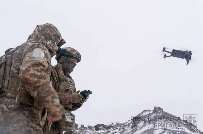 Основні зусилля ворог зосереджує на веденні наступальних дій на Куп’янському, Лиманському, Бахмутському, Авдіївському та Шахтарському напрямках. 