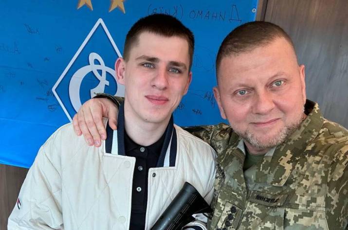 Головнокомандувач ЗСУ Валерій Залужний нагородив старшого солдата 92-ї окремої механізованої бригади ім. Івана Сірка Руслана Зубарєва почесною нагрудною відзнакою «Золотий Хрест».