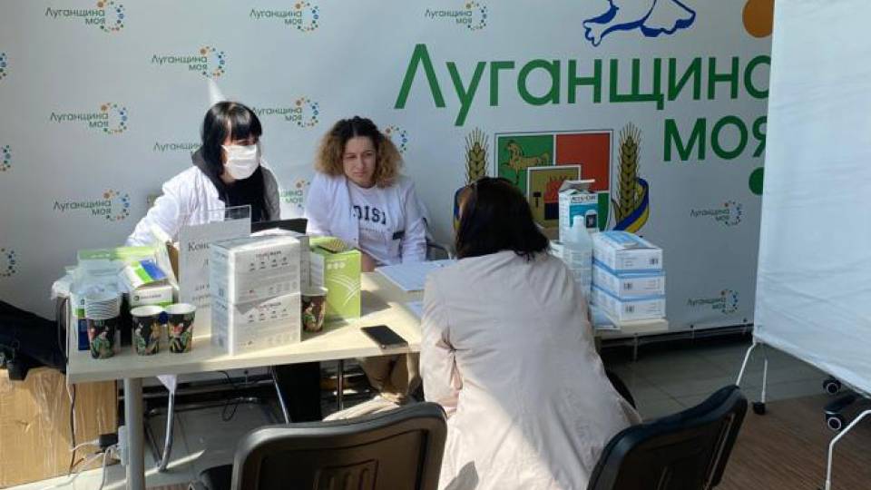 Медичні працівники Центру первинної медико-санітарної допомоги Рубіжанської міської ради приймають пацієнтів у гуманітарному штабі у Вінниці.