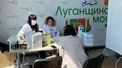 Медичні працівники Центру первинної медико-санітарної допомоги Рубіжанської міської ради приймають пацієнтів у гуманітарному штабі у Вінниці.