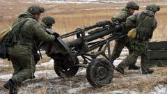 Російські військові з мінометом 120-міліметрового калібру