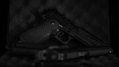 Зброя, боєприпаси