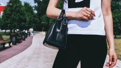 як поєднати футболки з принтами та шкіряними аксесуарами