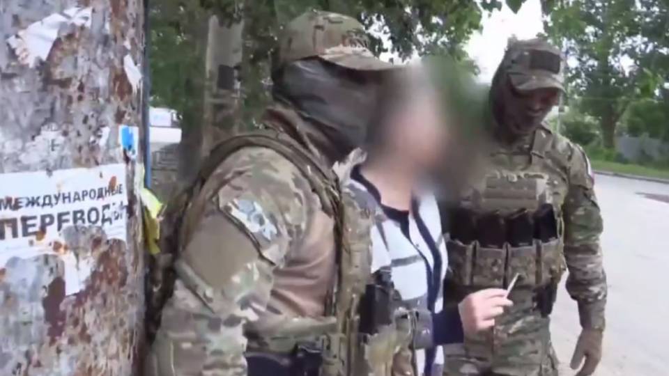 Окупанти проводять затримання цивільних на вулицях Кадіївки