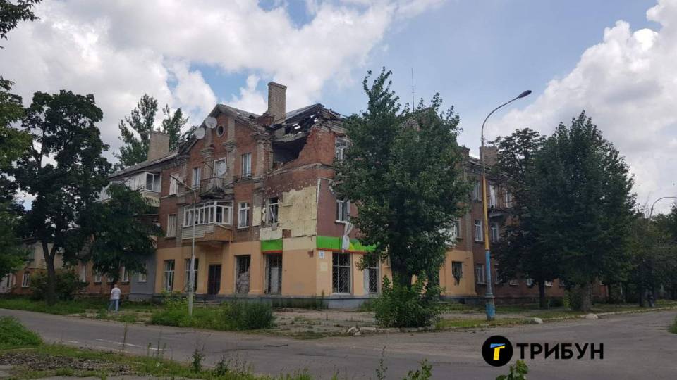 Зруйнована будівля в Сєвєродонецьку на бульварі Дружби Народів