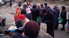Жителі Маріуполя в чергі за гум. допомогою