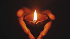 Свічка в руках