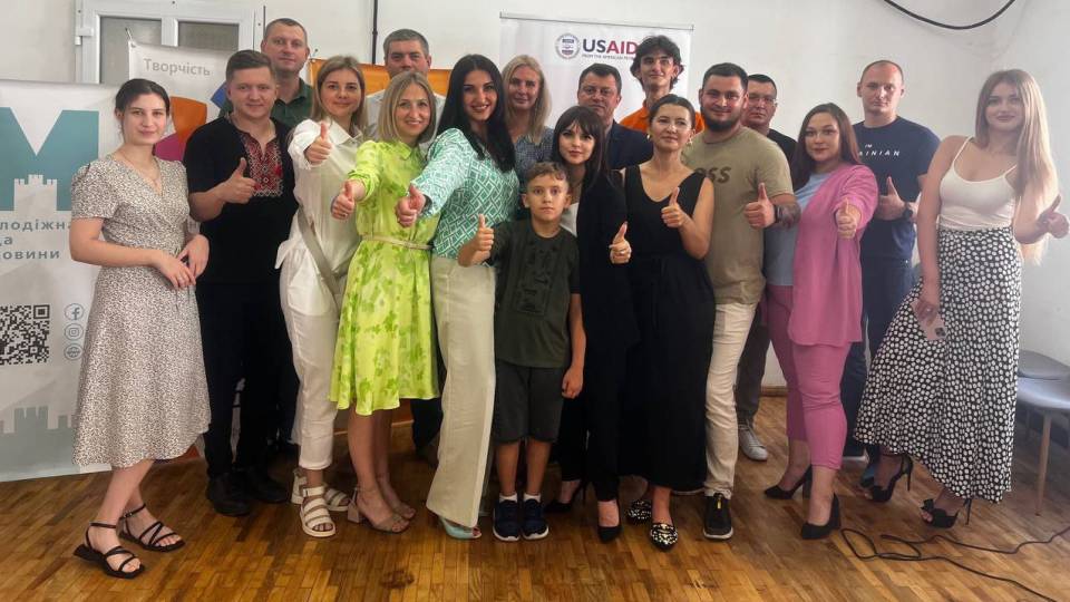 Молодь на відкритті ресурсного центру, м. Чернівці