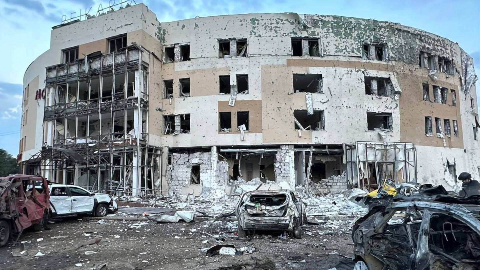 Ракетная атака запорожье. Наслідки с 300 запорожья. Ракетная атака запорожье. Многоэтажный дом. Ракетная атака запорожье.