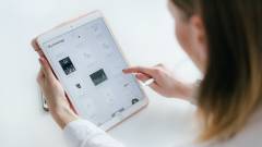 Дитина з планшетом