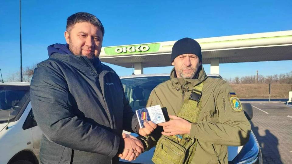 Дунілін отрімує відзнаку від Власенка Фото: Вадим Дунілін