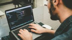 програміст програмування ноутбук чоловік з ноутбуком