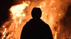 пожежа вогонь людина силует