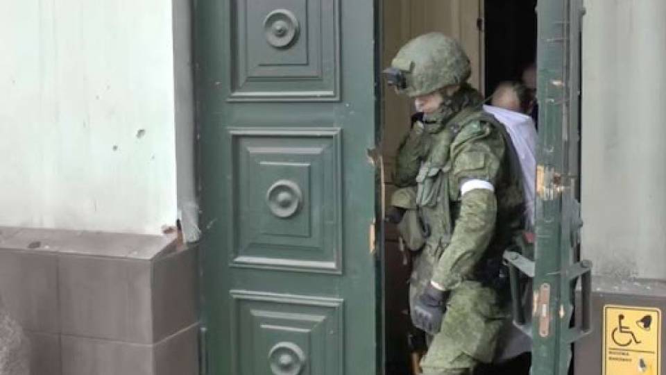 Російський військовий грабує один із маріупольських музеїв фото: Петро Андрющенко / Telegram