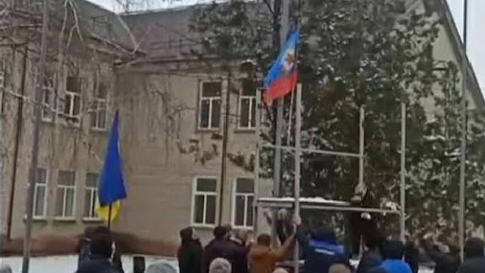 Жителі Старобільська зривають прапор «лнр» з міської ради