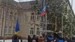 Жителі Старобільська зривають прапор «лнр» з міської ради 