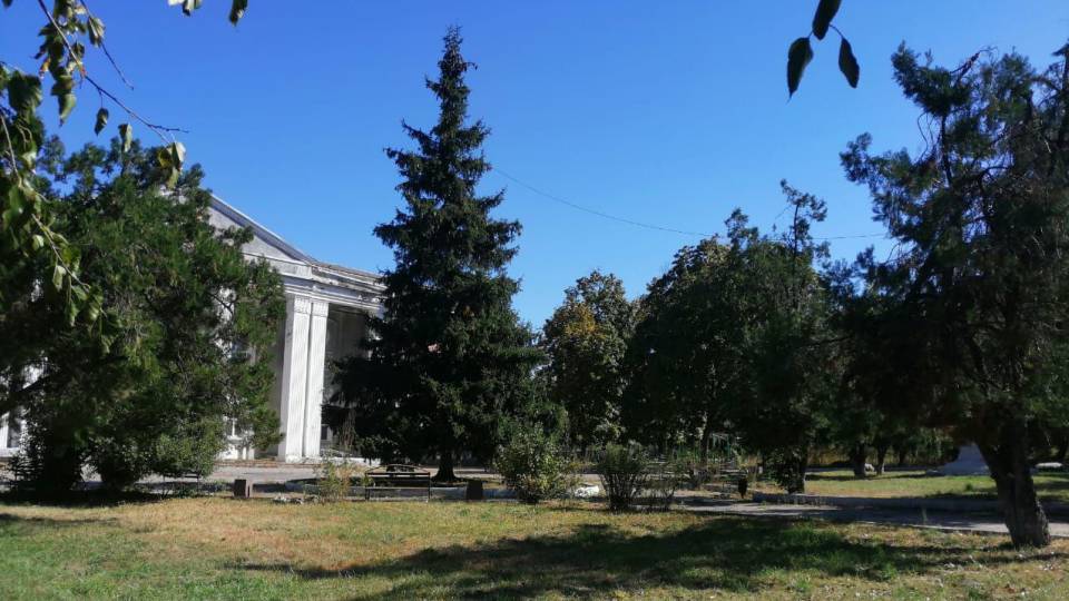 Парк в Лисичанську поруч з Палац культури ім. Володимира Сосюри