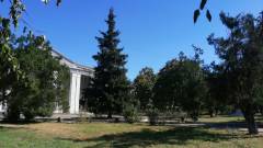 Парк в Лисичанську поруч з Палац культури ім. Володимира Сосюри