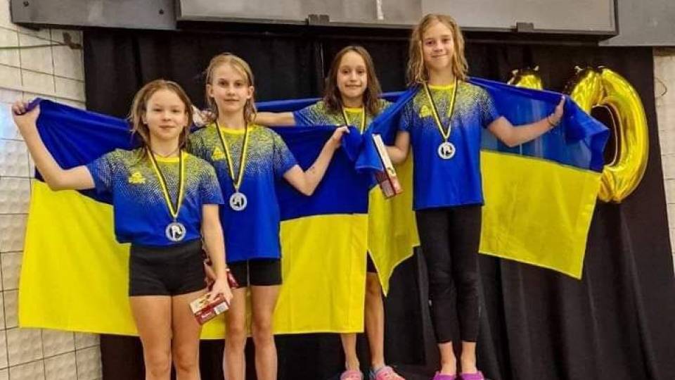 діти спорт українські з прапорами