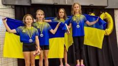 діти спорт українські з прапорами