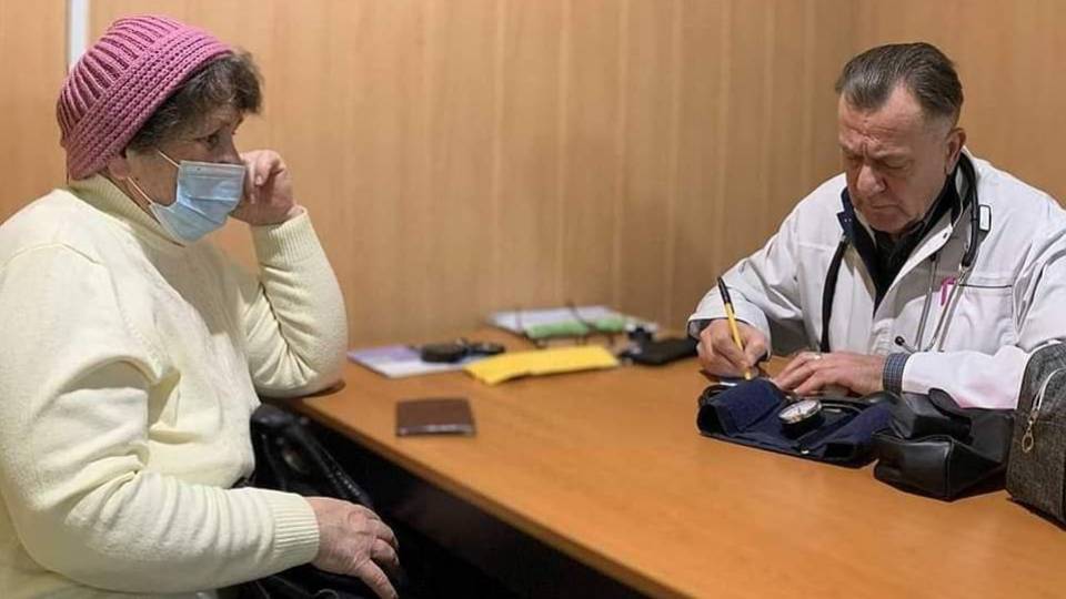 допомога лікарі, медична допомога, сімейний лікар приймає бабусю