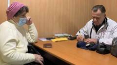 допомога лікарі, медична допомога, сімейний лікар приймає бабусю