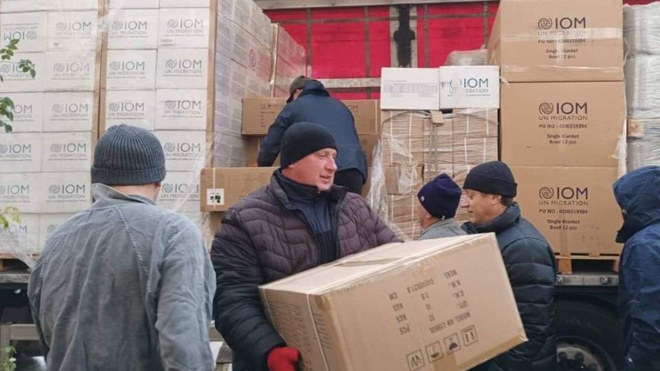 гуманітарка, чоловіки з коробками, допомога ВПО