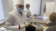 Лікарі, медичне обладнання, мікроскоп