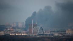 над Києвом здіймається дим через влучання ворожої ракети