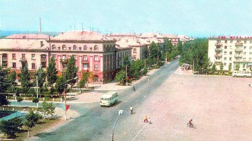 Червоні будинки по вулиці Б.Хмельницького у Рубіжному