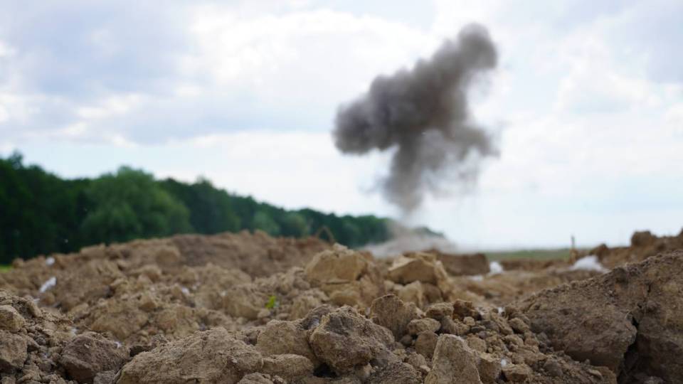 вибух розмінування підрив дим